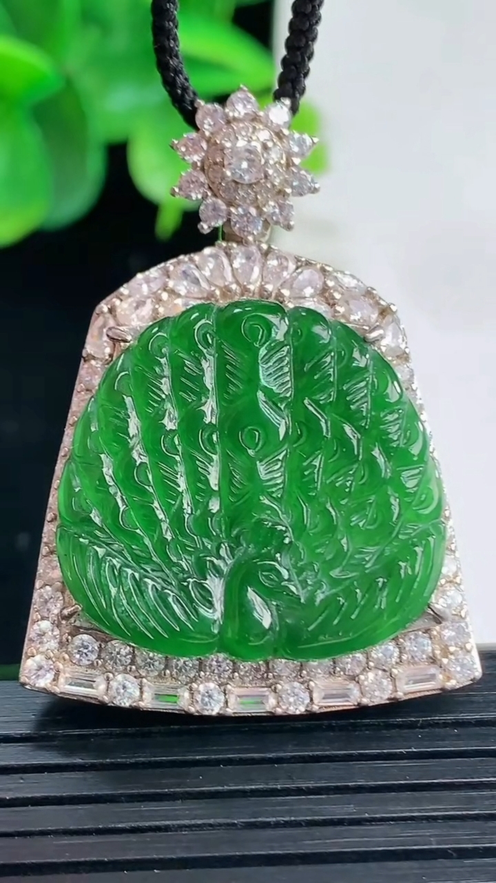 天然A货翡翠凤凰吊坠尺寸41.9-30.4-10裸石22.8-25.4重量:12.16g
4月9日