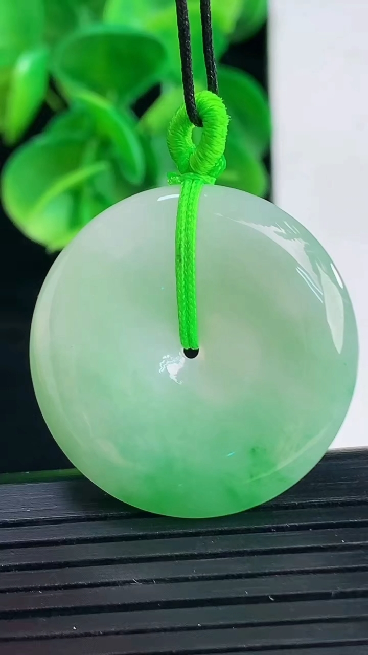 天然A货翡翠平安扣吊坠尺寸30.4-5.5重量:11.21g
4月9日