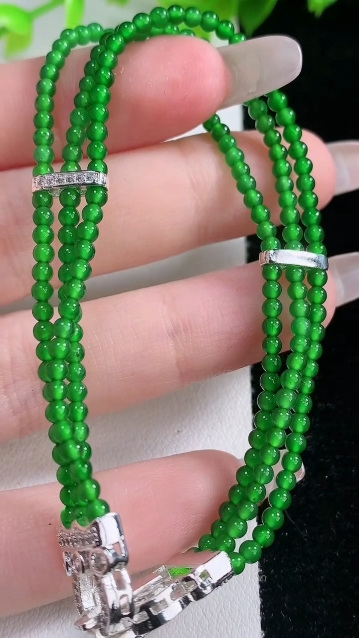 天然A货翡翠小米珠三排手串，尺寸2.4，重量:9.17g4月9日
工厂直销收藏佳品,种好水足，色泽均匀，有种有色，上手高大气！