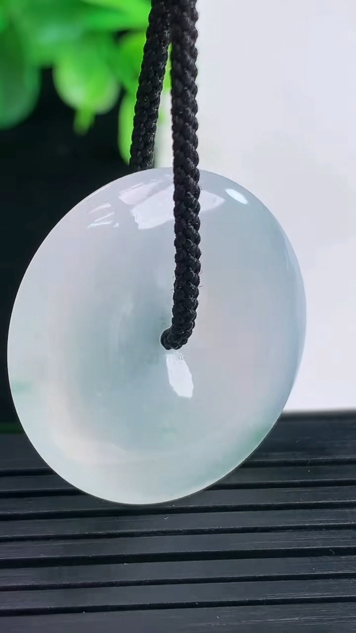 天然A货翡翠冰种飘花平安扣吊坠尺寸30-4.9重量:9.23g
4月9日