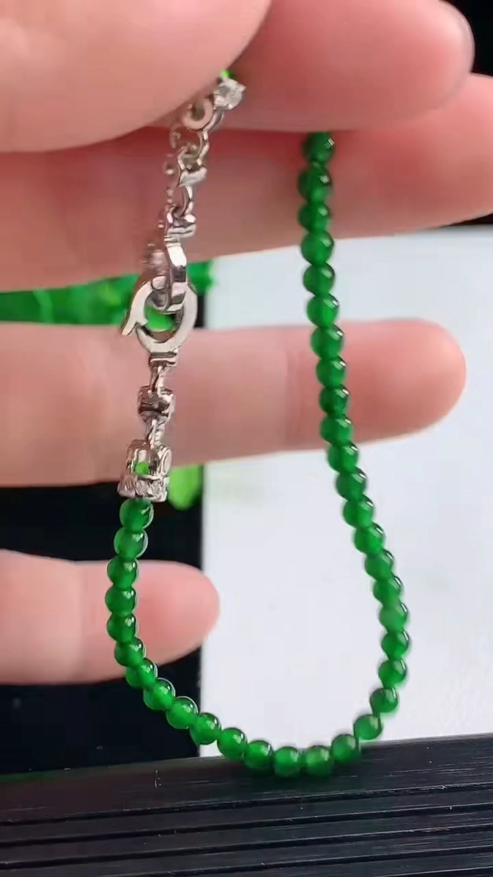 天然A货翡翠小米珠手串尺寸3.1重量:3.87g4月9日
工厂直销收藏佳品,种好水足，色泽均匀，有种有色，上手高大气！