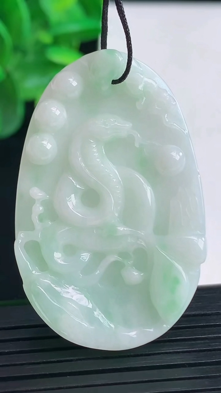 天然A货翡翠生肖蛇吊坠尺寸46.4-29.7-6.3重量:15.81g
4月9日