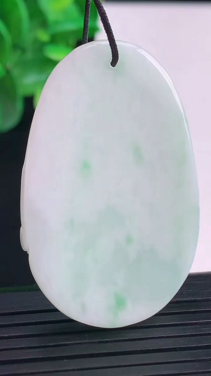 天然A货翡翠生肖蛇吊坠尺寸46.4-29.7-6.3重量:15.81g
4月9日