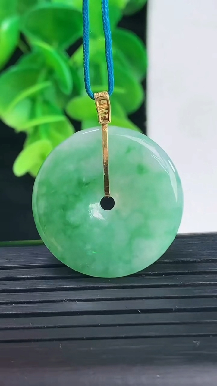 天然A货翡翠平安扣吊坠尺寸24.5-3.5重量:5.27g
4月9日