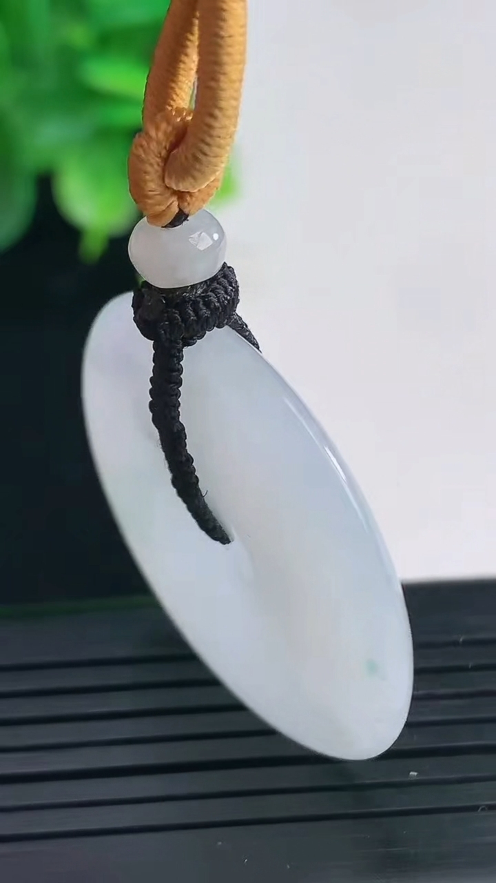 天然A货翡翠紫罗兰飘花平安扣吊坠尺寸33.9-5重量:15.47g
4月9日