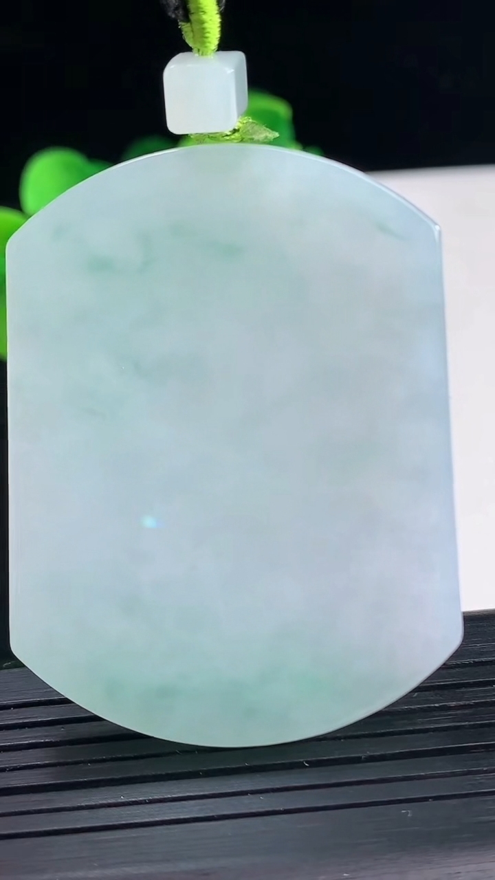 天然A货翡翠飘花无事牌吊坠尺寸53.6-40.6-6.1重量:42.20g
4月9日