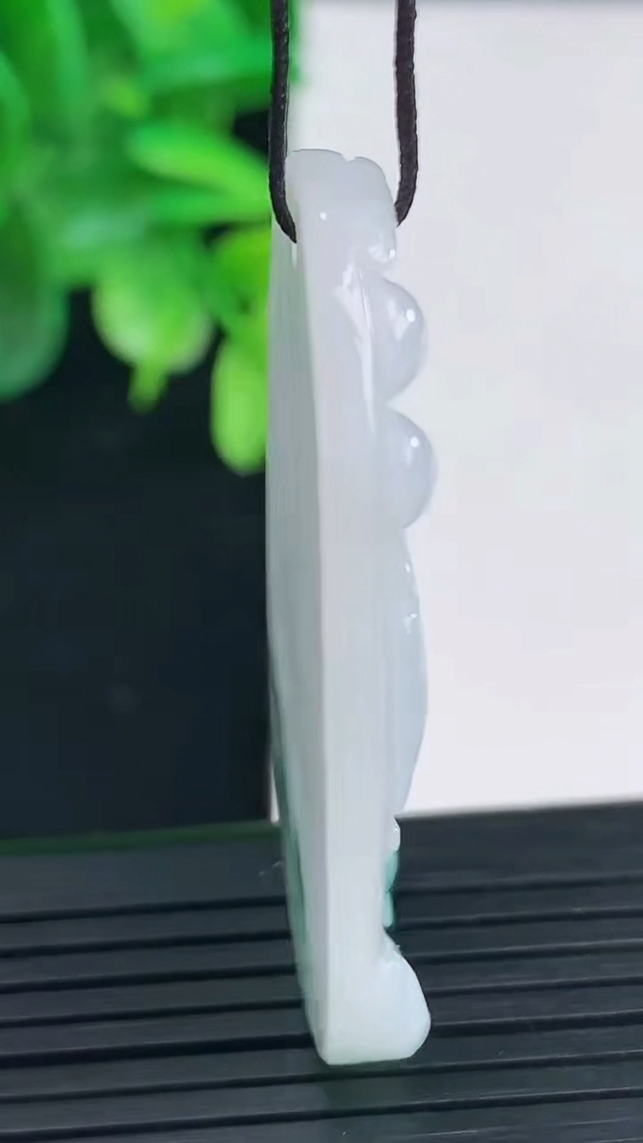 天然A货翡翠飘花生肖猪吊坠尺寸46.7-29.7-5重量:14.07g
4月9日