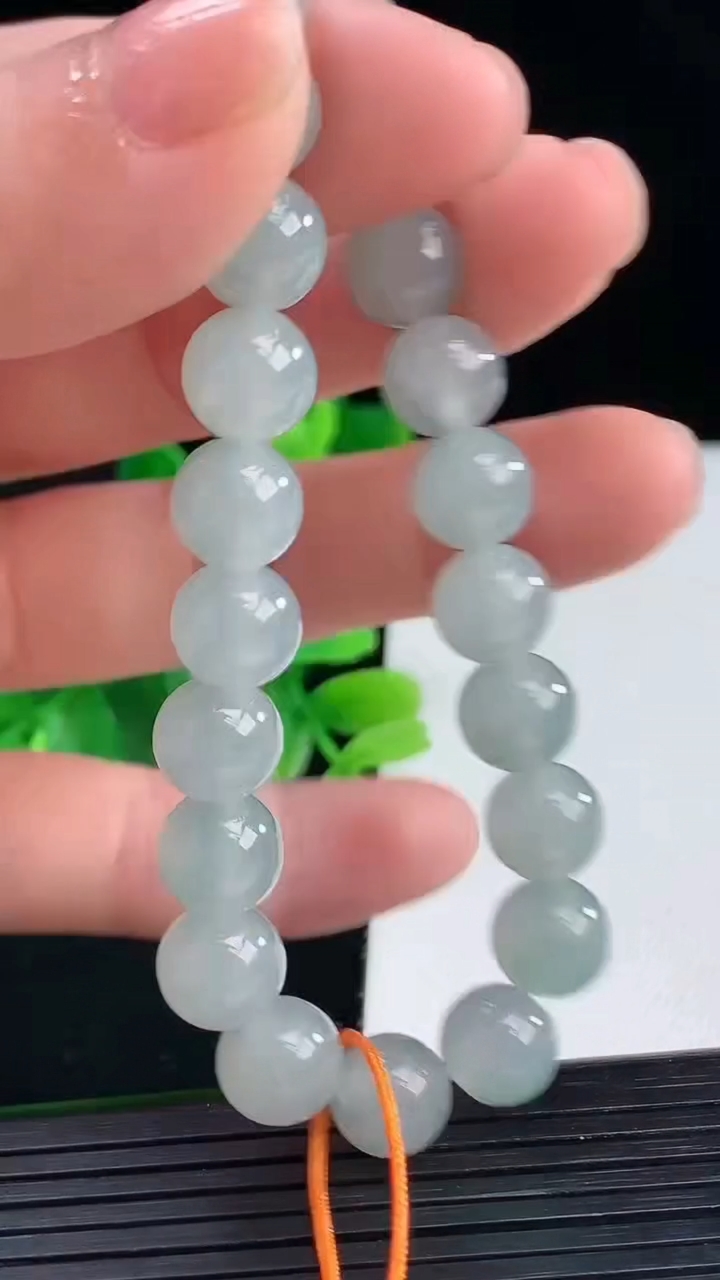 天然A货翡翠飘花圆珠手串尺寸8.5-22颗重量:23.32g4月9日
工厂直销收藏佳品,种好水足，色泽均匀，有种有色，上手高大气！