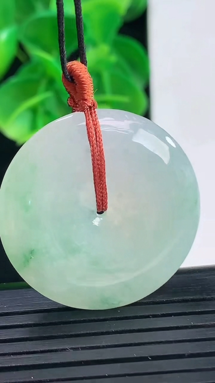 天然A货翡翠飘花平安扣吊坠尺寸30.3-5.4重量:11.36g
4月9日