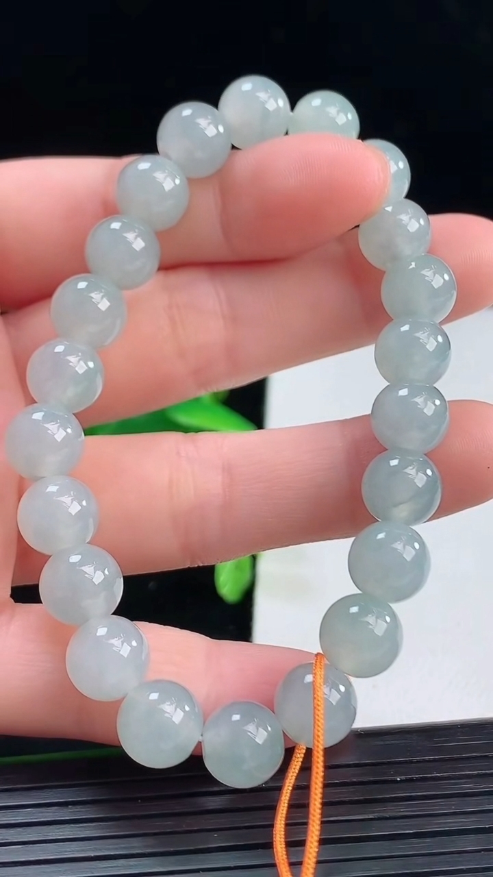 天然A货翡翠飘花圆珠手串尺寸8.5-22颗重量:23.32g4月9日
工厂直销收藏佳品,种好水足，色泽均匀，有种有色，上手高大气！