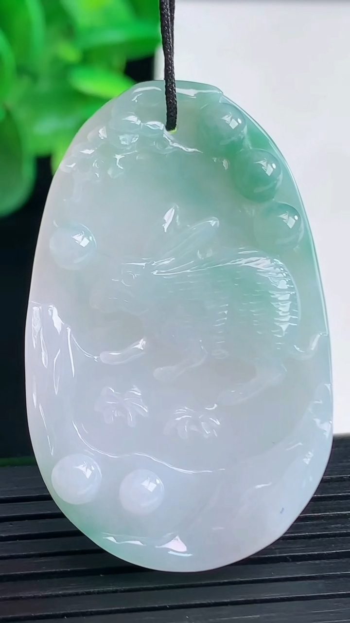 天然A货翡翠飘花生肖兔吊坠尺寸47.5-29.6-5.3重量:13.68g
4月9日