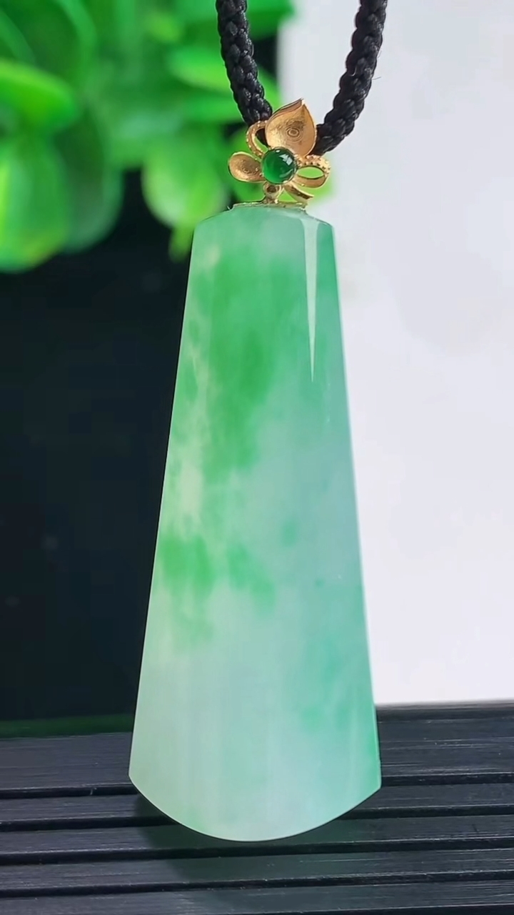天然A货翡翠无事牌吊坠尺寸44.2-16.3-9.1重量:8.63g
4月9日
