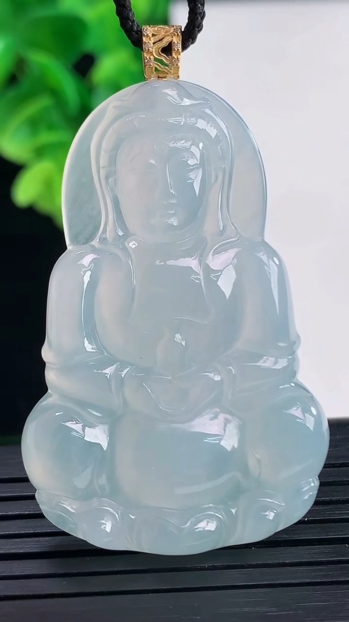 天然A货翡翠观音菩萨吊坠尺寸48.5-31.9-4.6重量:13.71g
4月10日