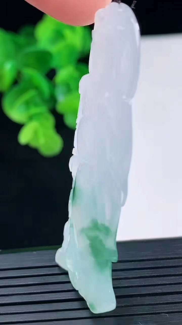 天然A货翡翠冰种飘花关公吊坠尺寸60.8-23.7-5.4重量:13.91g
4月10日