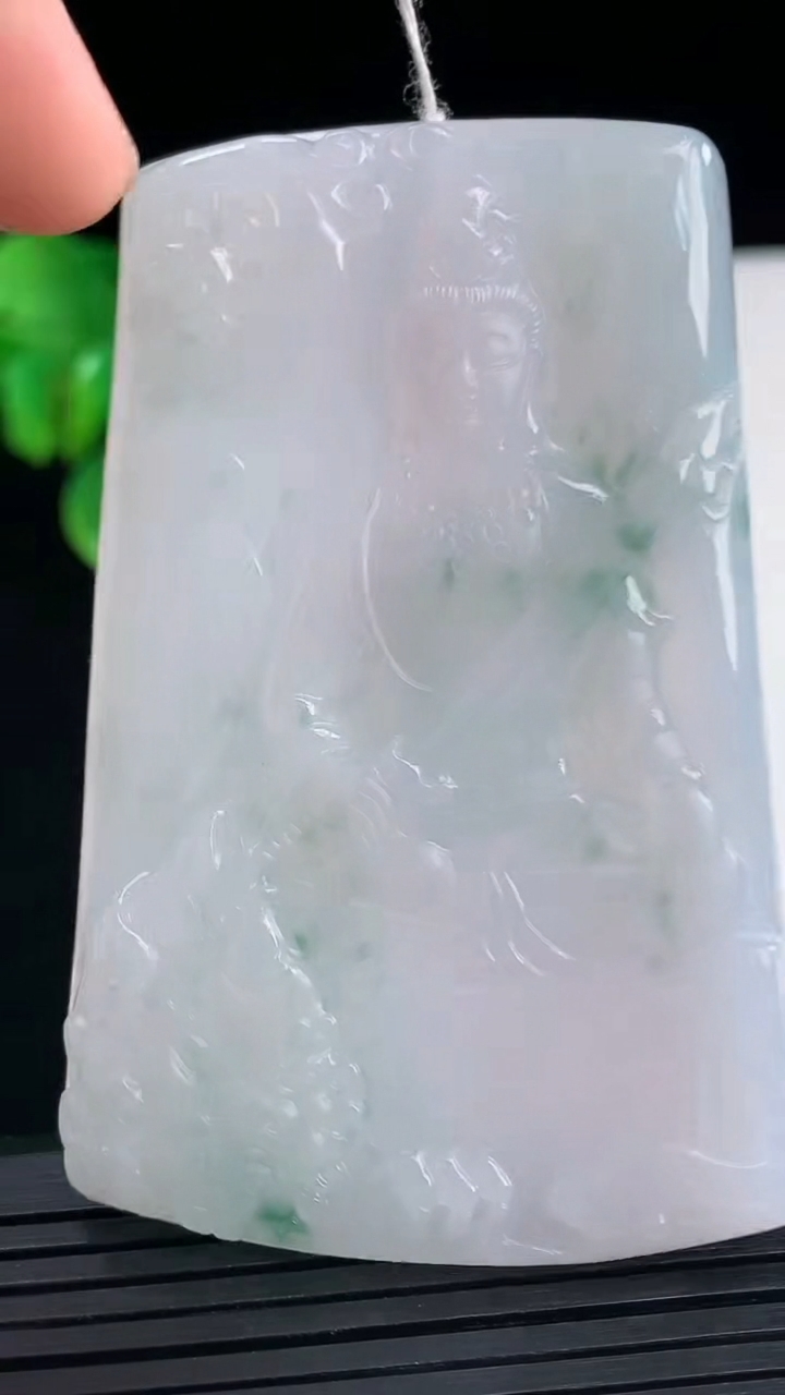 天然A货翡翠飘花文殊菩萨吊坠尺寸65.2-43.1-5重量:36.51g
4月10日