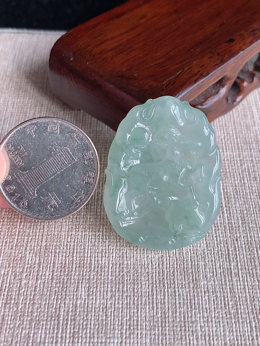 天然A货翡翠晴水飘花生肖羊吊坠 
尺寸36.6-27.8-5.5mm 重量12.18g 0409