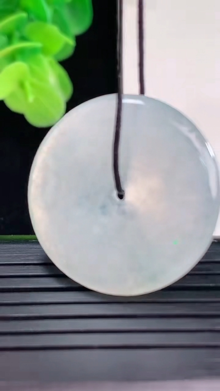 天然A货翡翠平安扣吊坠尺寸28.7-4.5重量:8.38g
4月10日