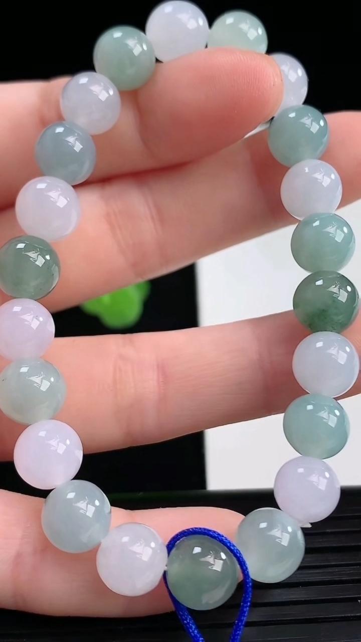 天然A货翡翠飘花圆珠手串尺寸7.9-22颗重量:20.30g4月10日
工厂直销收藏佳品,种好水足，色泽均匀，有种有色，上手高大气！