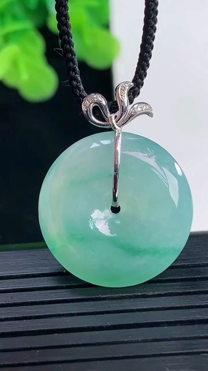 天然A货翡翠18K金飘花平安扣吊坠尺寸29.5-22.2-5.5重量:5.79g
4月10日