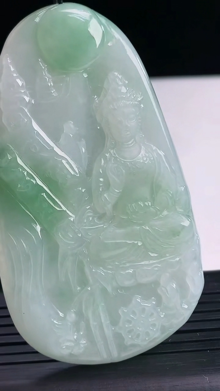 天然A货翡翠观音菩萨吊坠尺寸70.5-40.9-5.2重量:35.90g
4月10日