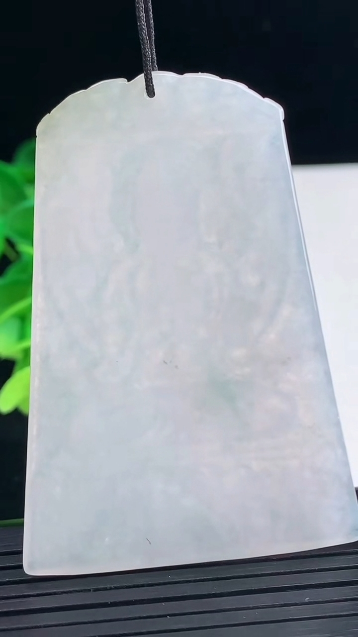 天然A货翡翠千手观音吊坠尺寸61.9-42.9-4.2重量:25.08g
4月10日