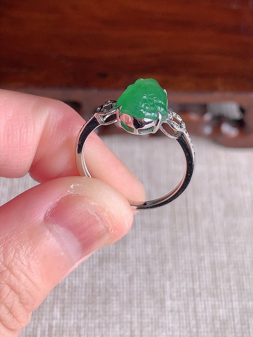 天然A货翡翠18K金镶嵌满绿招财金蟾戒指 圈口17.4裸石
尺寸11.2-7.7mm 重量1.86g