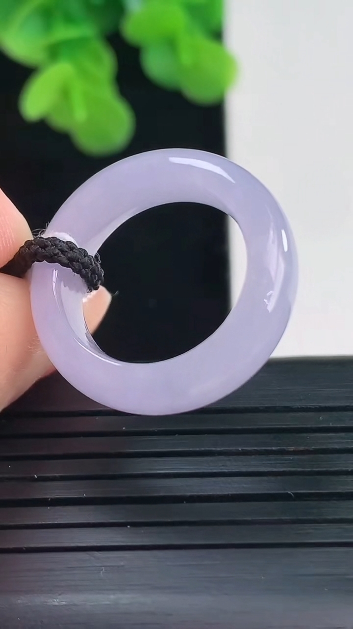 天然A货翡翠尺寸16.3-5.7-3.6重量:4.27g
4月10日