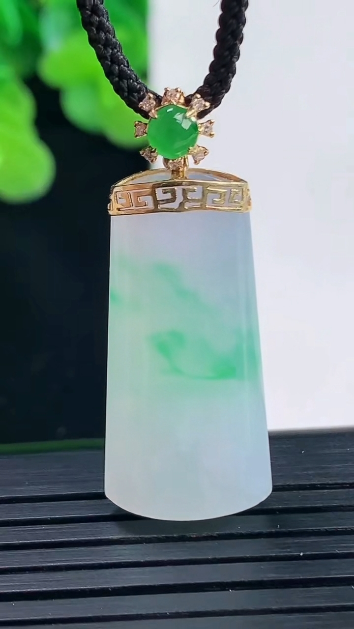 天然A货翡翠无事牌吊坠尺寸28.4-14-5.9重量:5.88g
4月10日