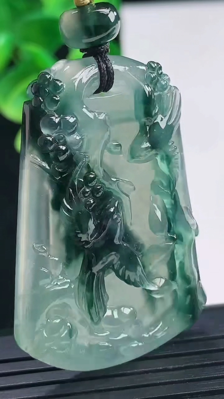 天然A货翡翠种飘花鸟语花香吊坠尺寸46.6-30.5-5.9重量:17.08g
4月10日