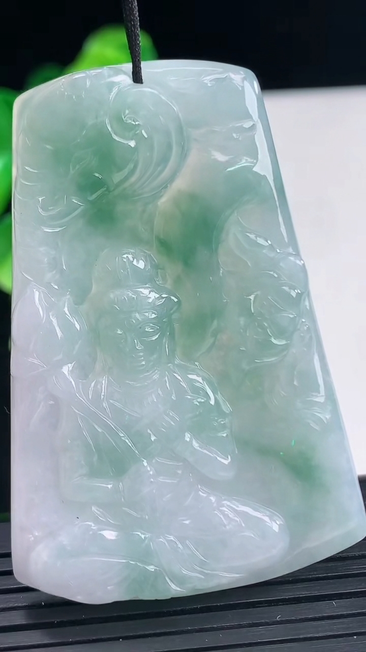 天然A货翡翠飘花普贤菩萨吊坠尺寸57.3-38.9-5重量:25.29g
4月10日