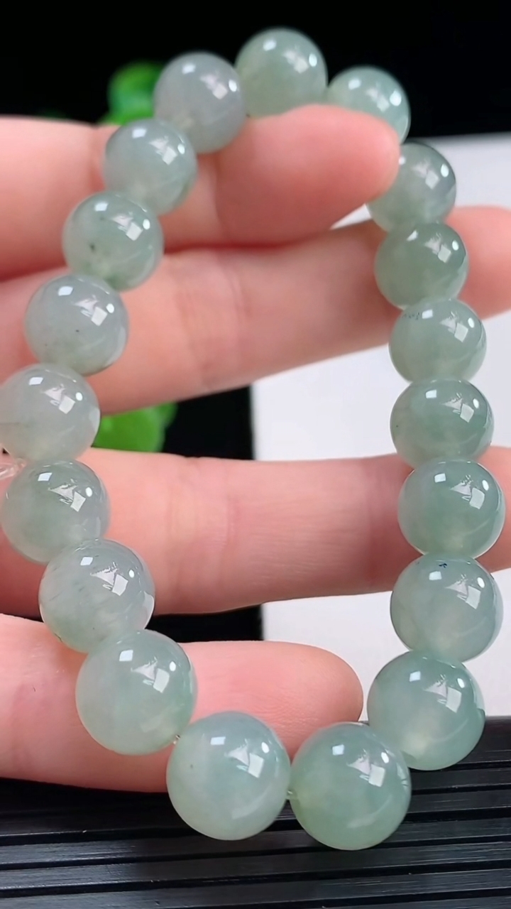 天然A货翡翠飘花圆珠手串尺寸9.5-19颗重量:31.36g4月10日
工厂直销收藏佳品,种好水足，色泽均匀，有种有色，上手高大气！