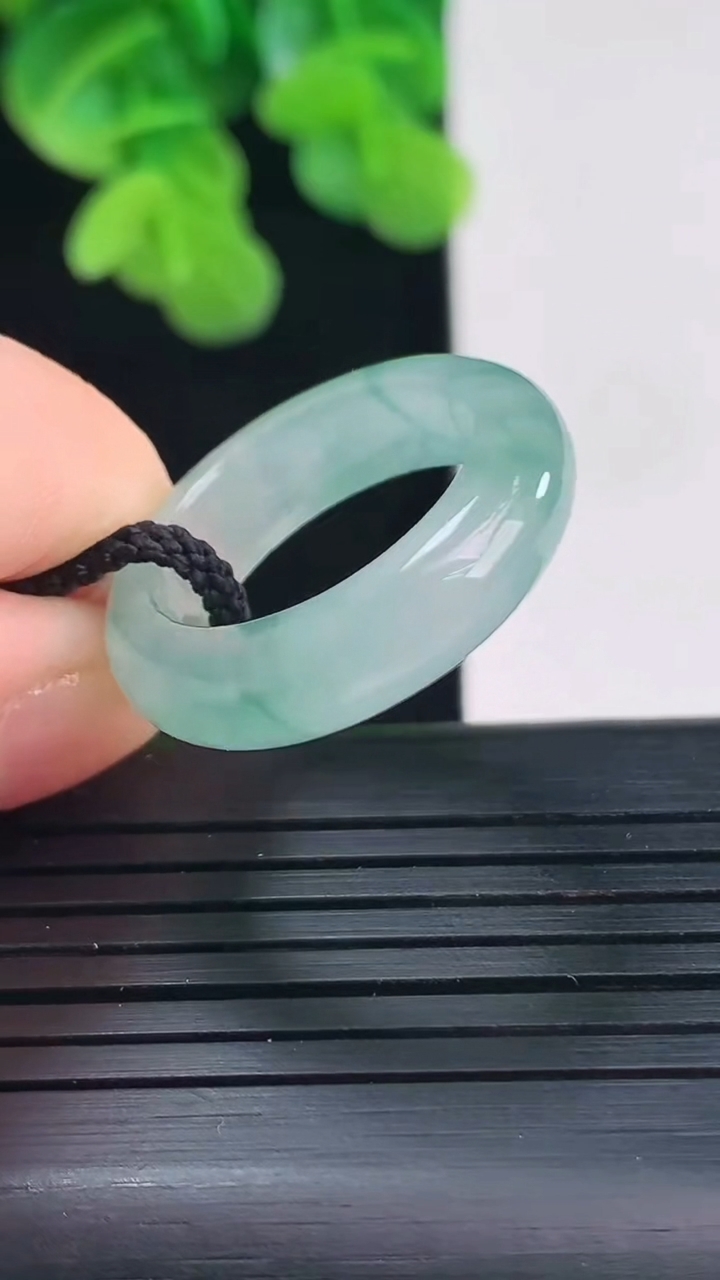 天然A货翡翠飘花指环戒指尺寸17.1-5.6-3.5重量:4.05g2026年4月10日
工厂直销收藏佳品,种好水足，色泽均匀，有种有色，上手高大气！