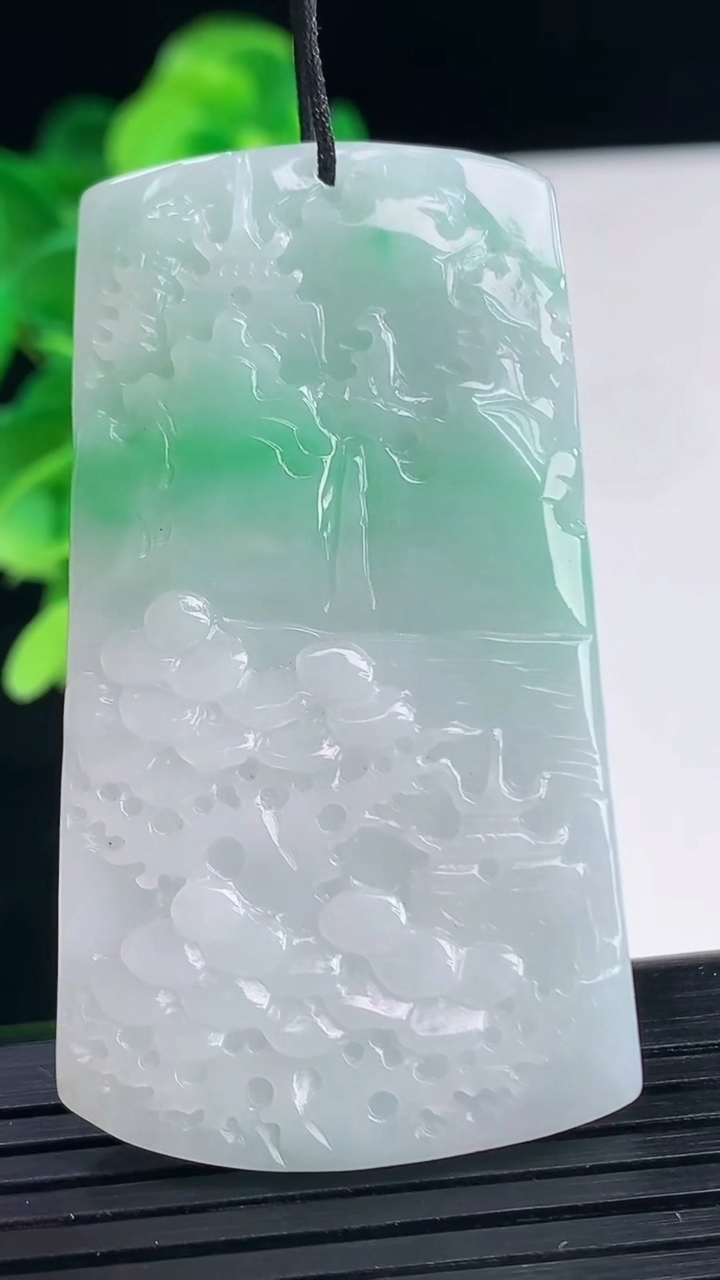 天然A货翡翠山水牌吊坠尺寸567-31.2-5.5重量:24.74g
4月10日