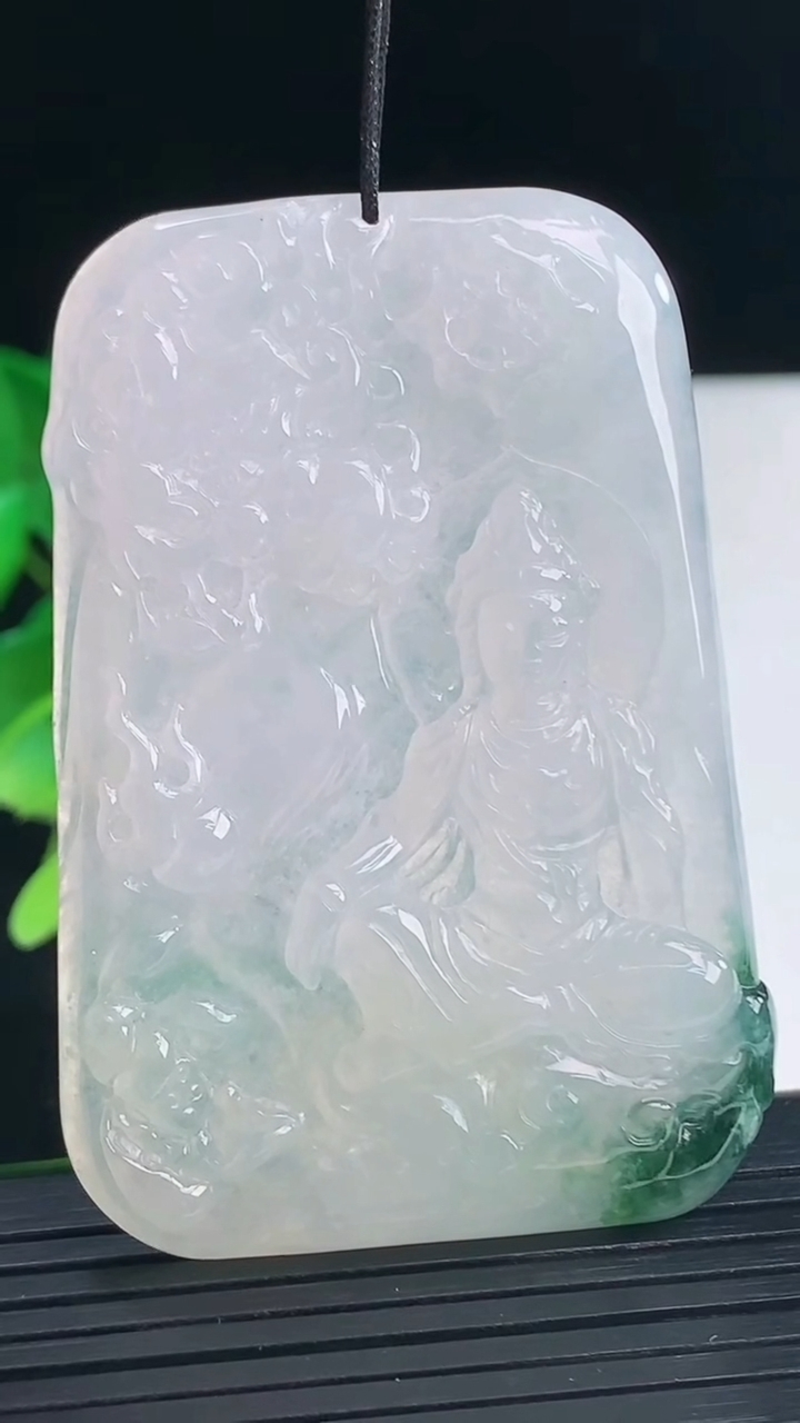 天然A货翡翠飘花文殊菩萨吊坠尺寸58.2-40.1-4.7重量:25.47g
4月10日