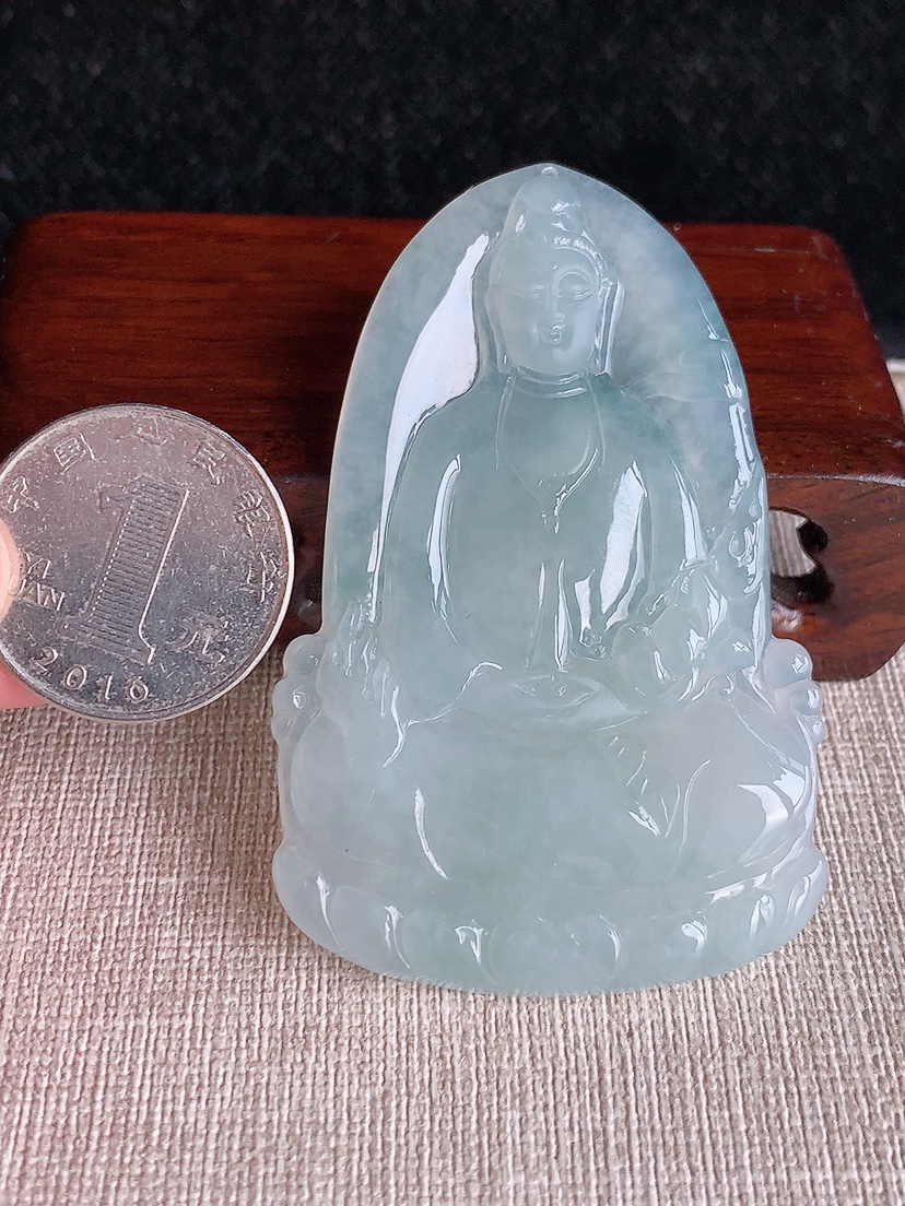 天然A货翡翠晴水大势至菩萨吊坠 
尺寸67.6-43.6-5.8mm 重量33.28g 0409