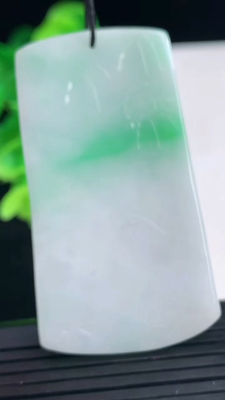 天然A货翡翠山水牌吊坠尺寸567-31.2-5.5重量:24.74g
4月10日