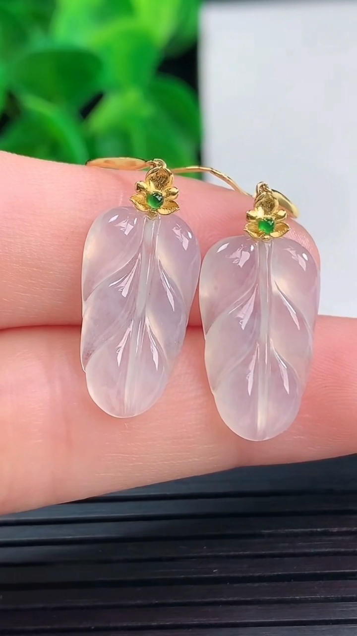 天然A货翡翠金枝玉叶 叶子吊坠尺寸17.9-10.2-2.8重量:2.32g
4月10日