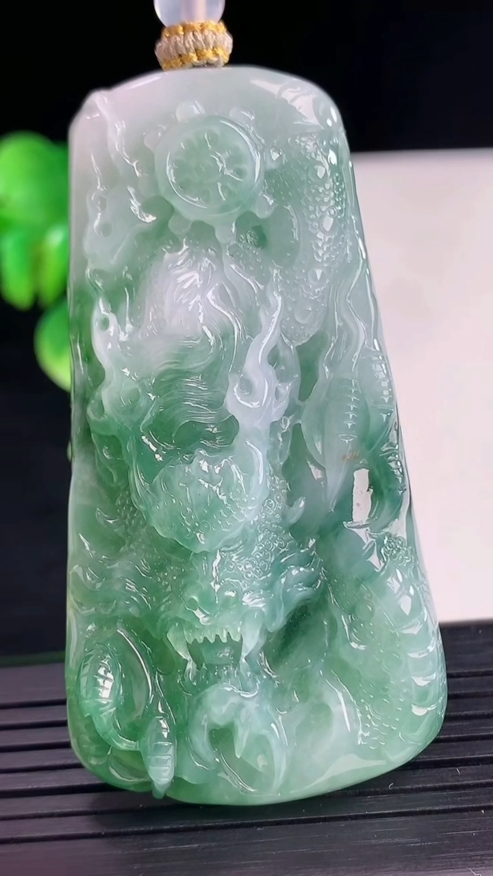 天然A货翡翠龙牌吊坠尺寸65.6-33.6-10.4重量:44.84g
4月10日