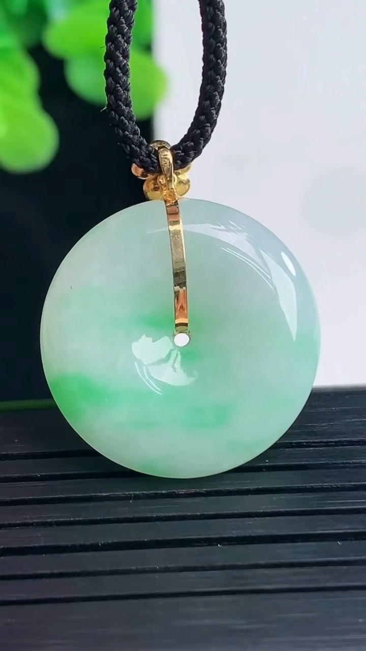 天然A货翡翠平安扣吊坠尺寸23.9-5.4重量:6.65g
4月10日