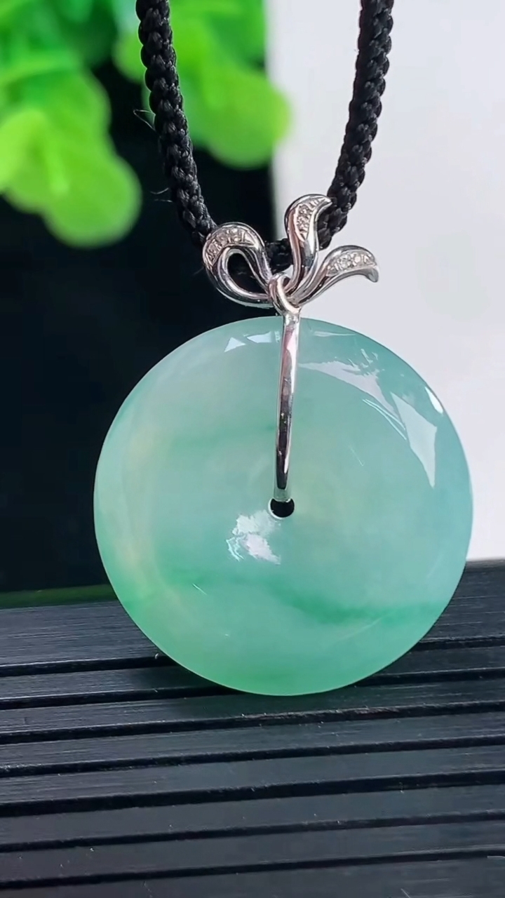 天然A货翡翠18K金飘花平安扣吊坠尺寸29.5-22.2-5.5重量:5.79g
4月10日