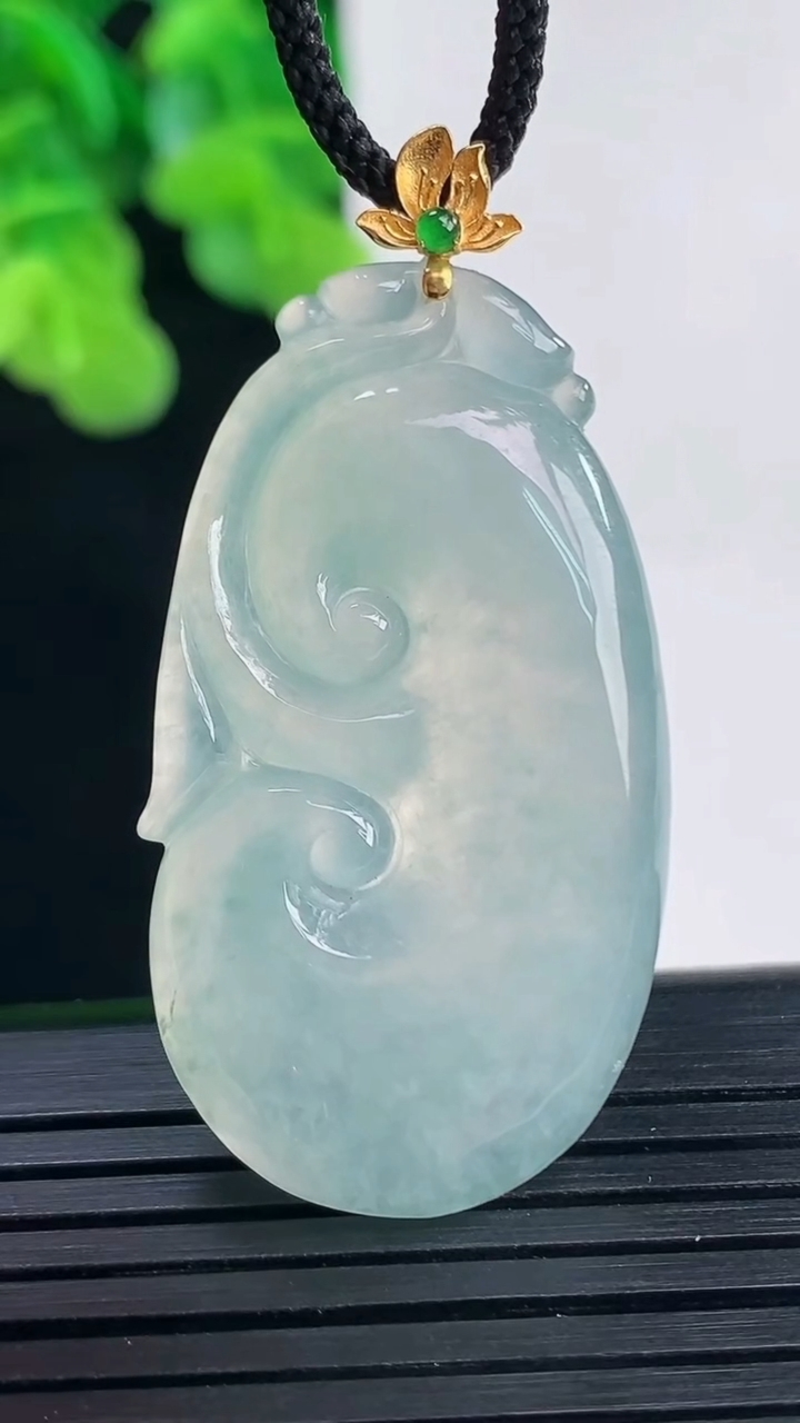 天然A货翡翠种飘花如意吊坠尺寸44.6-22-4.9重量:9.78g
4月10日