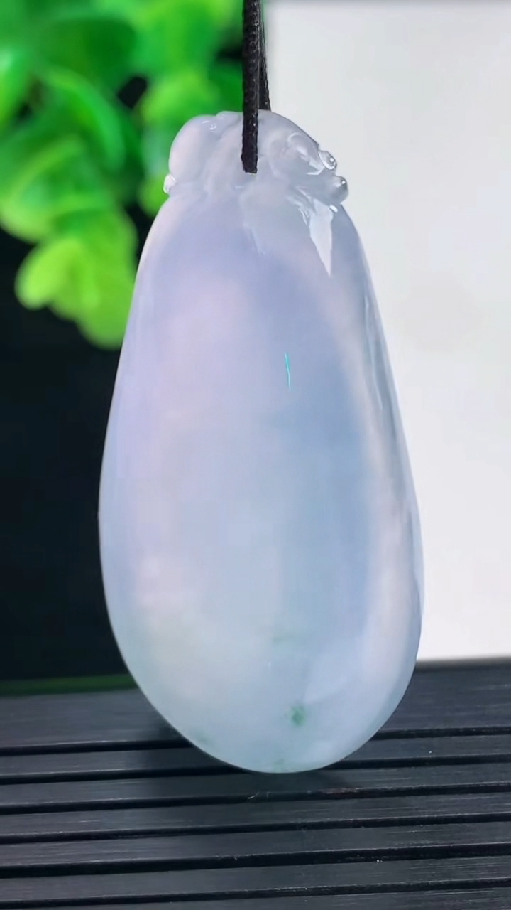 天然A货翡翠紫罗兰飘花福瓜吊坠尺寸45.8-23.2-8.8重量:16.51g
4月10日