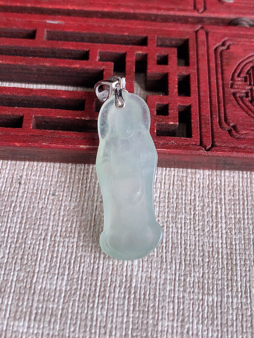 天然A货翡翠晴水观音吊坠 
尺寸30.7-11.2-4.8mm 重量3.44g 0409