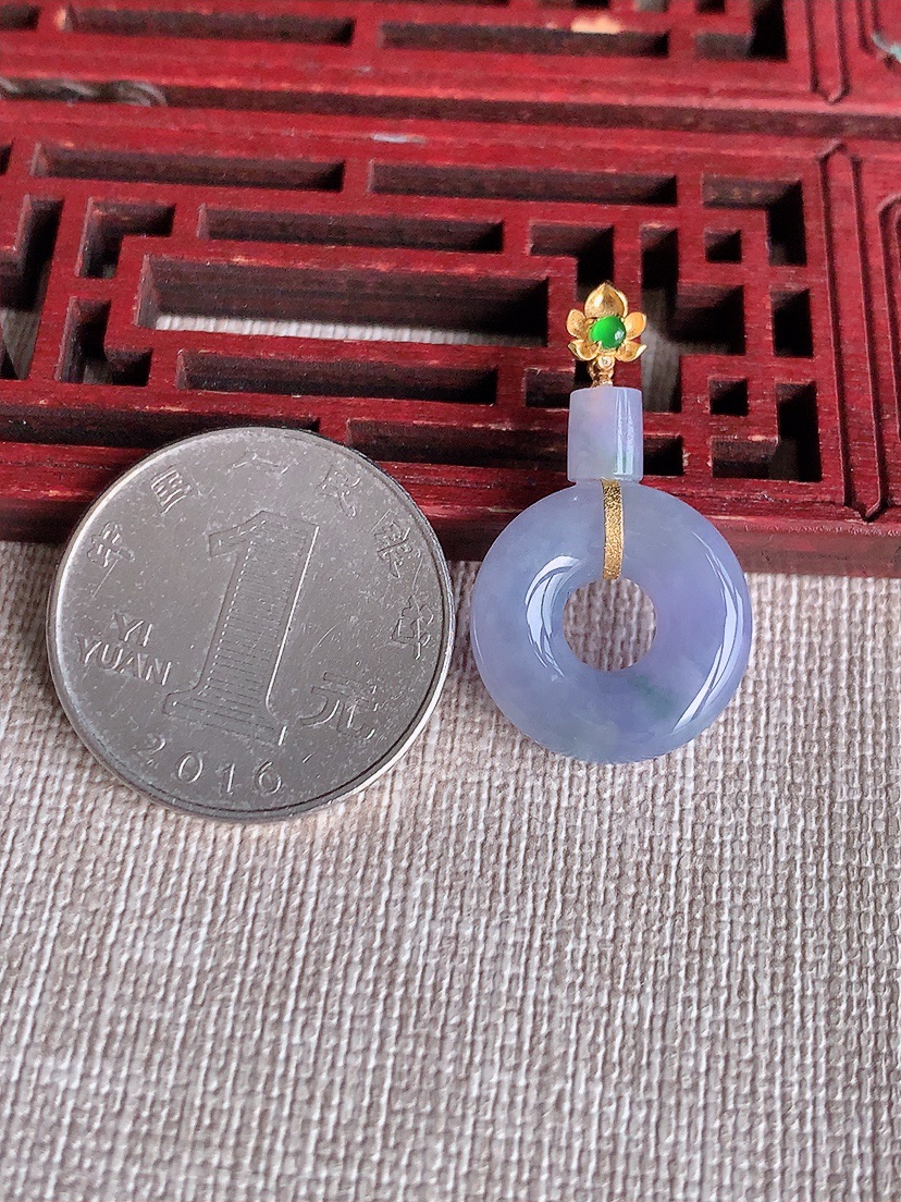天然A货翡翠18K金镶嵌紫罗兰飘花平安环吊坠 
尺寸29.8-17-5mm 重量3.70g 0409