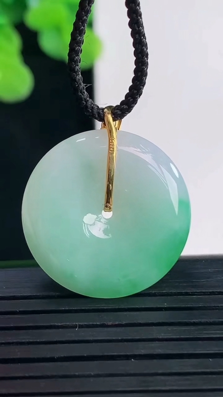 天然A货翡翠平安扣吊坠尺寸22.8-4.2重量:4.91g
4月10日