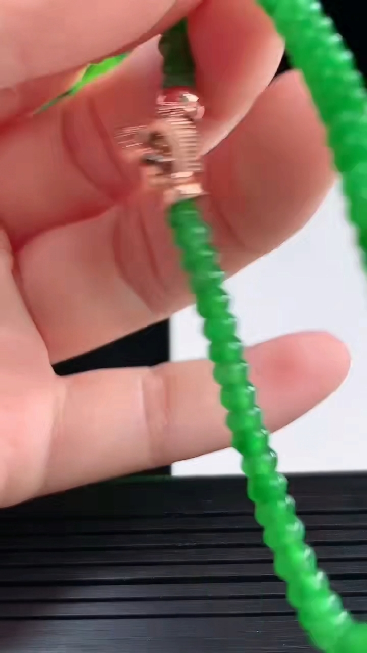 天然A货翡翠算盘珠手串尺寸3.8-2重量:6.59g4月10日
工厂直销收藏佳品,种好水足，色泽均匀，有种有色，上手高大气！