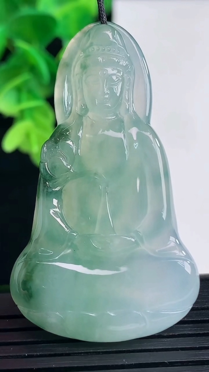 天然A货翡翠飘花观音菩萨吊坠尺寸52.8-30.5-5.5重量:16.84g
4月10日