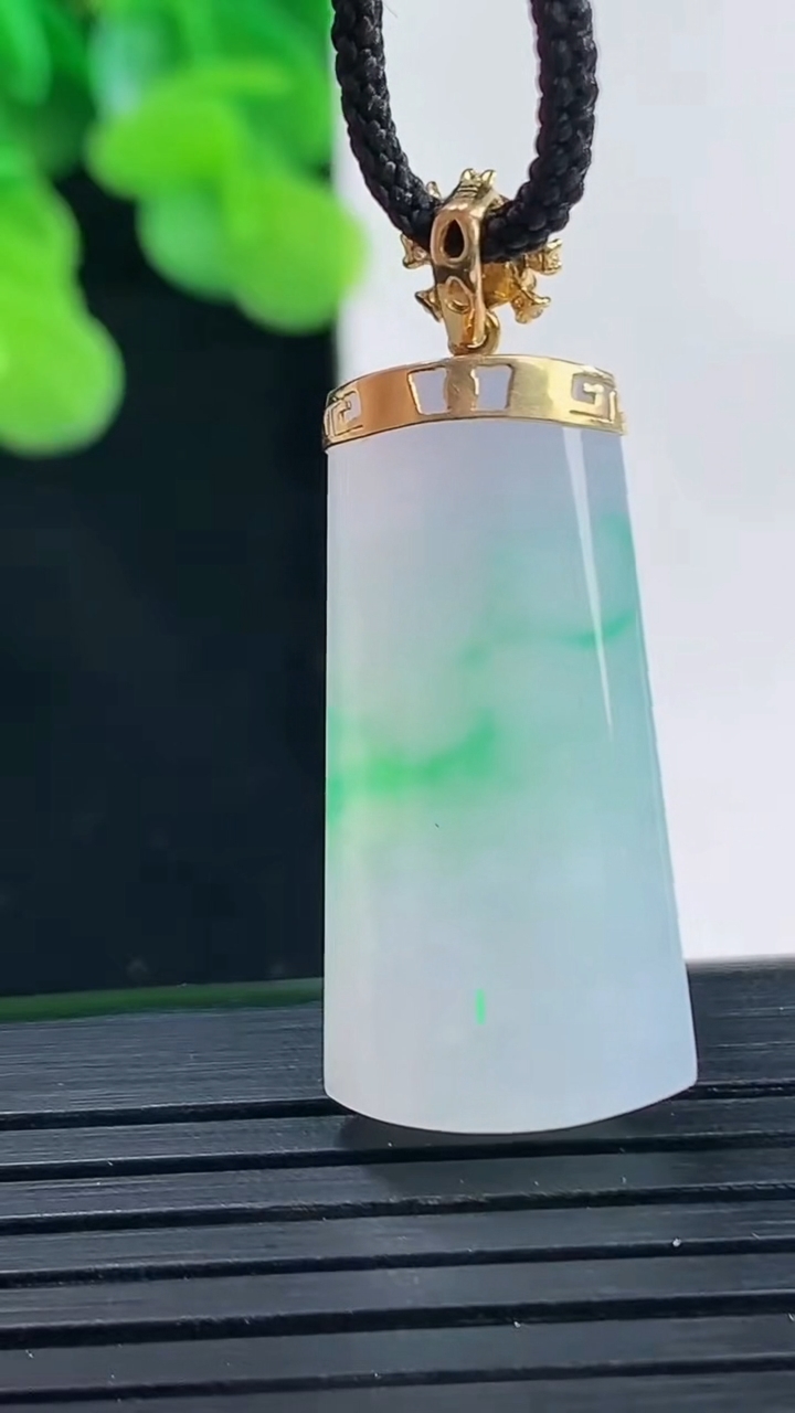 天然A货翡翠无事牌吊坠尺寸28.4-14-5.9重量:5.88g
4月10日