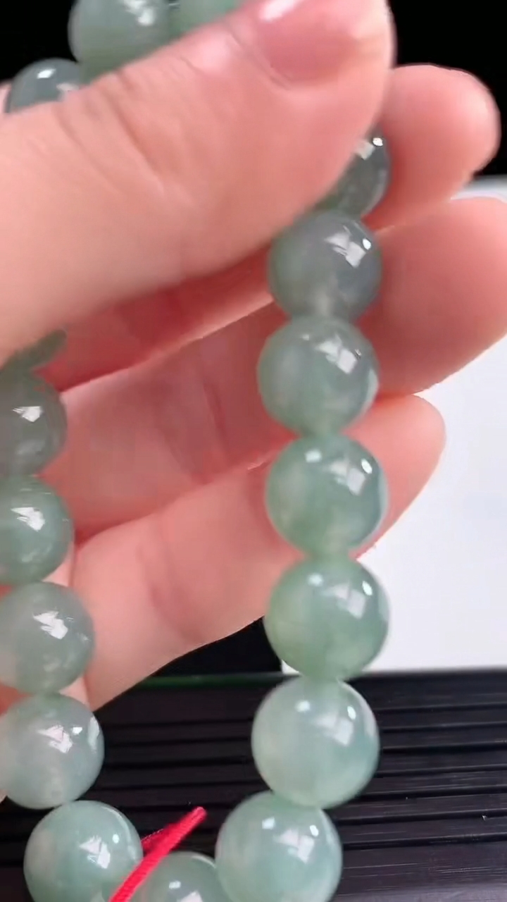 天然A货翡翠圆珠手串尺寸9.6-19颗重量:31.42g4月10日
工厂直销收藏佳品,种好水足，色泽均匀，有种有色，上手高大气！