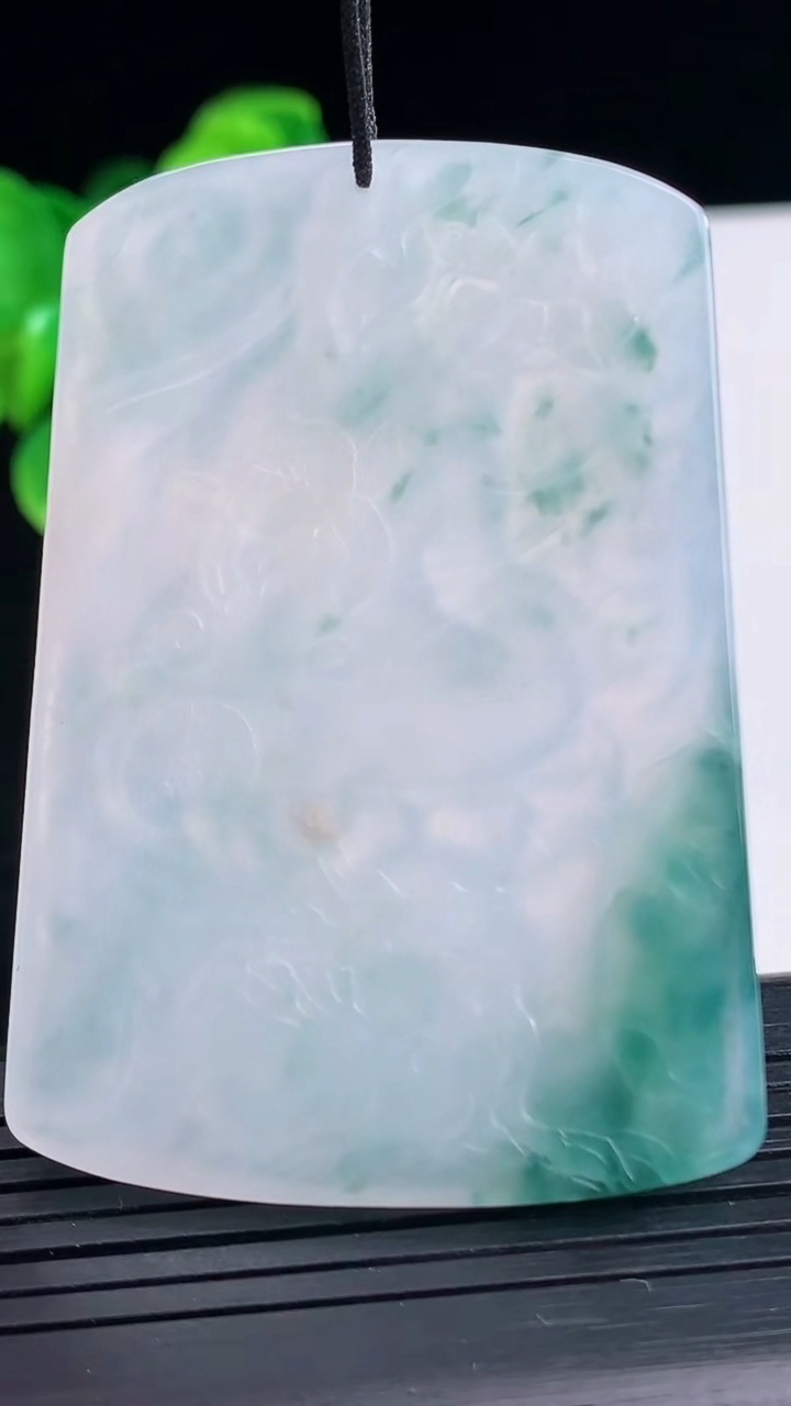 天然A货翡翠飘花文殊菩萨吊坠尺寸60.5-42.3-5.3重量:34.74g
4月10日